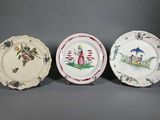 trois assiettes ornées de motifs différents, posées sur un fond gris