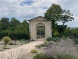 un petit kiosque au milieu d'un jardin