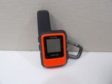 un Garmin orange et noir posé sur une surface blanche