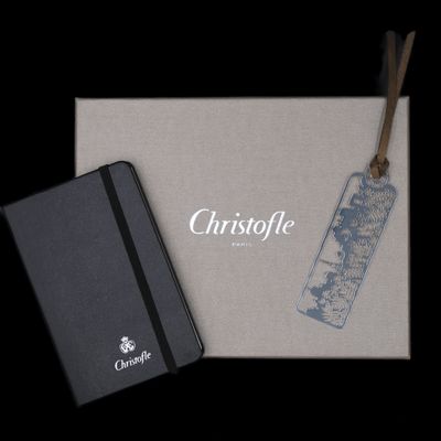 une boîte sur laquelle sont représentés un livre et un marque-page
