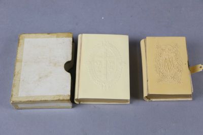 trois petits livres posés les uns à côté des autres sur une table