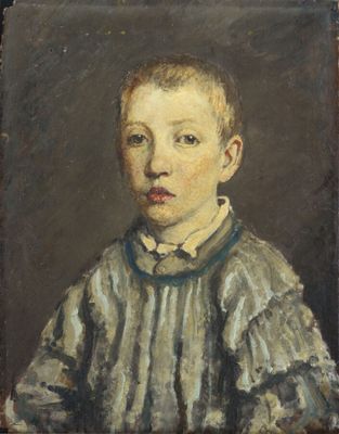 portrait d'un jeune garçon vêtu d'une chemise rayée et d'un nœud papillon