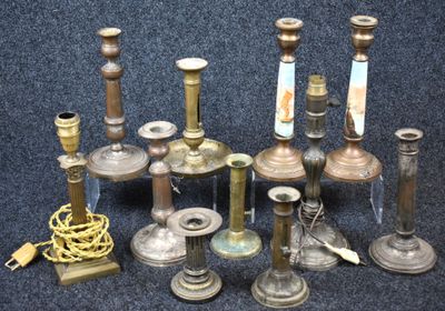 un grand nombre de bougies posées sur une table