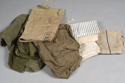 une pile de vêtements posée sur une table