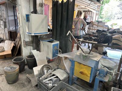 beaucoup de bric-à-brac par terre dans un garage