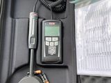 une boîte contenant une calculatrice et un appareil de mesure