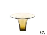 un vase en verre avec un socle jaune sur fond blanc