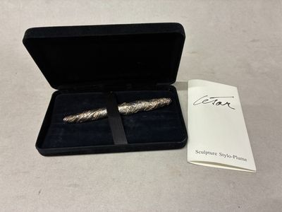 un gros plan d'un stylo dans un étui noir avec un bout de papier