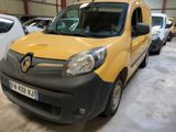 une camionnette jaune garée dans un garage