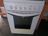 un micro-ondes et une cuisinière dans une petite cuisine