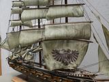 une maquette de voilier exposée dans une pièce