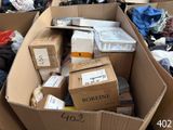 un gros tas de cartons et d'autres objets empilés les uns sur les autres