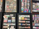de nombreux types de timbres différents exposés sur une table