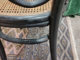 a black chair that is sitting on a rug