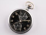 gros plan d'une montre de poche sur une surface blanche