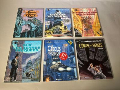 six livres posés ensemble sur la table