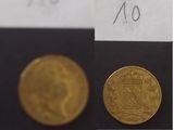 une pièce d'or à gauche et une pièce d'or à droite