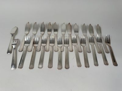 de nombreuses fourchettes et cuillères disposées sur la table