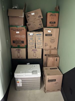 de nombreuses boîtes empilées dans une pièce