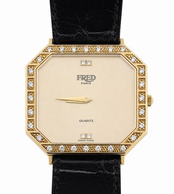 un gros plan d'une montre dont le cadran est orné de diamants