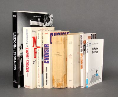 plusieurs livres sont empilés sur une table