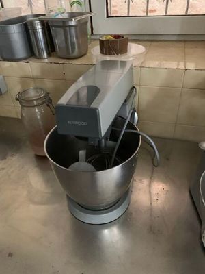 un grand seau en métal contenant un mélangeur