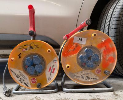 deux câbles reliés aux roues avant d'une voiture