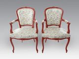 paire de chaises peintes en rouge, avec des accoudoirs rembourrés