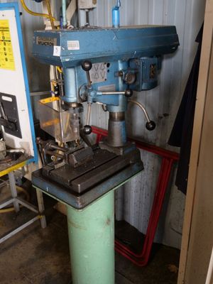 1 Perceuse Sur Colonne Cincinnati Milacron, EN 380v, Sur Soc…