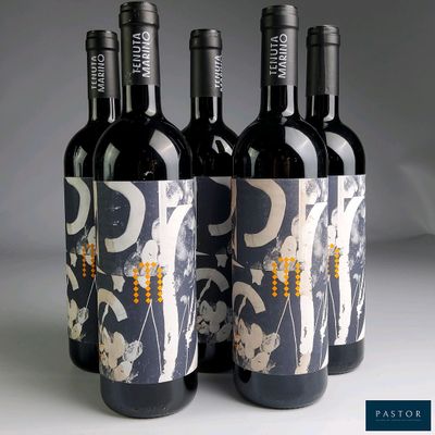 trois bouteilles de vin rouge sont alignées sur une table