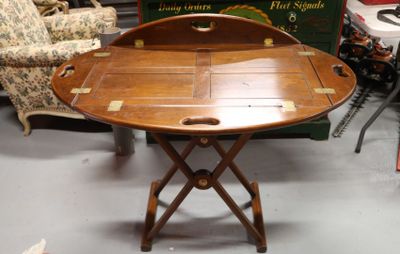 une table en bois sur laquelle est posé un plateau, dans une pièce