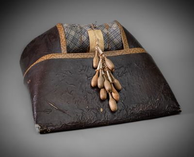 un étui en cuir orné d'un tas de haricots