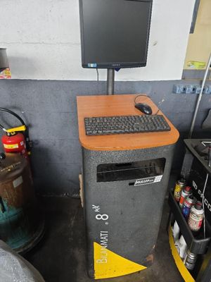 un ordinateur de bureau posé sur un support dans un garage