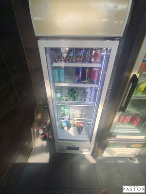 un réfrigérateur ouvert contenant des boissons