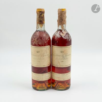 deux bouteilles de vin posées l'une à côté de l'autre sur une surface blanche