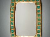 miroir carré doré et vert accroché au mur