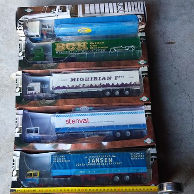 une pile de petits trains empilés les uns sur les autres