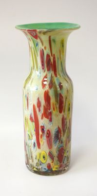 un vase posé sur une surface blanche