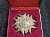 une petite boîte contenant une médaille, posée sur une table