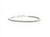 un bracelet en or blanc avec des diamants sur fond blanc