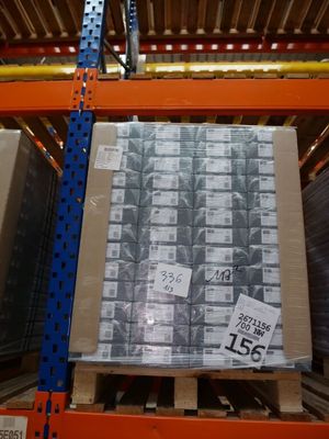 une palette chargée de nombreux cartons dans un entrepôt