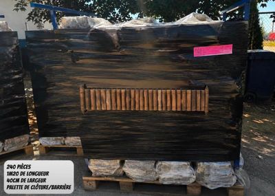 deux cartons de bouchons de vin sur une palette