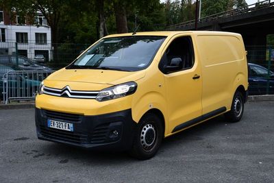 une camionnette jaune garée dans un parking
