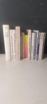 beaucoup de livres qui traînent sur une étagère