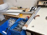 un établi avec des outils dans un garage