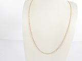 un collier à chaîne en or sur un mannequin mannequin mannequin mannequin mannequin mannequin mannequin mannequin mannequin mannequin