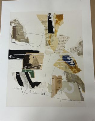une photo d'une œuvre d'art posée sur une table