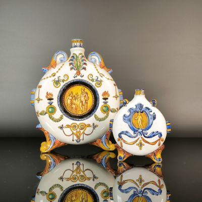 deux vases posés sur une table