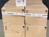 une pile de cartons posée sur une palette, surmontée d'un conteneur