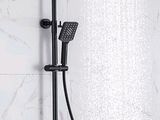 un gros plan d'une pomme de douche noire